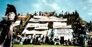 24. Juli 1994: Marsch und Gründung der Allianz COICO auf der prähispanischen archäologoschen Zone "Monte Alban" bei Oaxaca-Stadt.